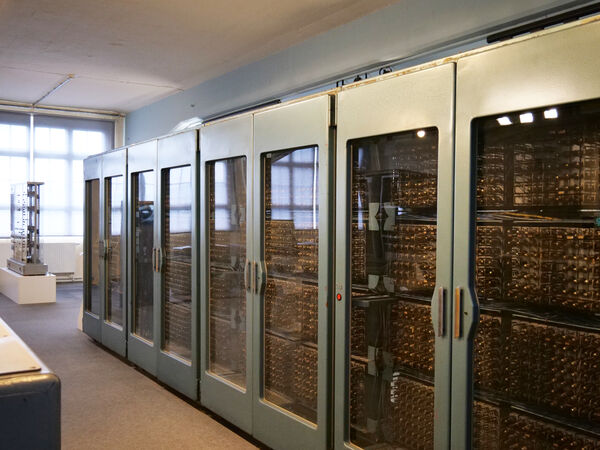 Zu sehen ist der programmgesteuerte Rechner für Lochkartenmaschinen PRL. In mehreren Schränken befinden sich mit 2500 Elektronenröhren. 