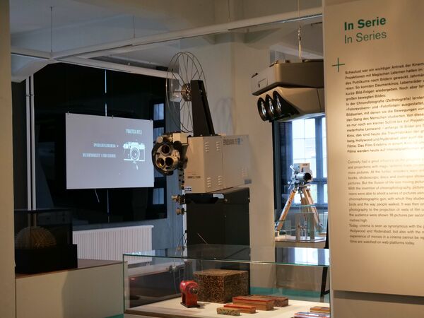 Blick in die Abteilung "In Serie" mit historischen Projektoren.