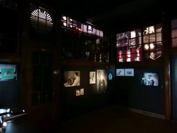 Blick in einen ehemaligen Kontorraum der Ernemannwerke, in dem die Künstlerin Daniela Friebel eine Installation mit historischen Fotografien, technischen Skizzen, alten Projektoren und Werbebildern aus dem Pentacon-Archiv errichtet hat.