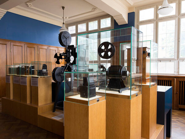 Projektoren und Laufbodenkameras aus den Ernemannwerken in einem der historischen Büroräume.