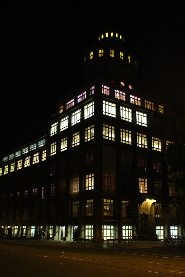 Die Technischen Sammlungen nachts von der Schandauer Straße aus fotografiert. Die Fenser sind bunt beleuchtet.