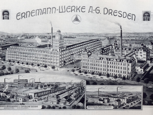 Eine Schwarz-Weiß-Zeichnung einer Fabrik mit mehreren Gebäudeteilen. darüber steht der Schriftzug "Ernemann-Werke AG Dresden".