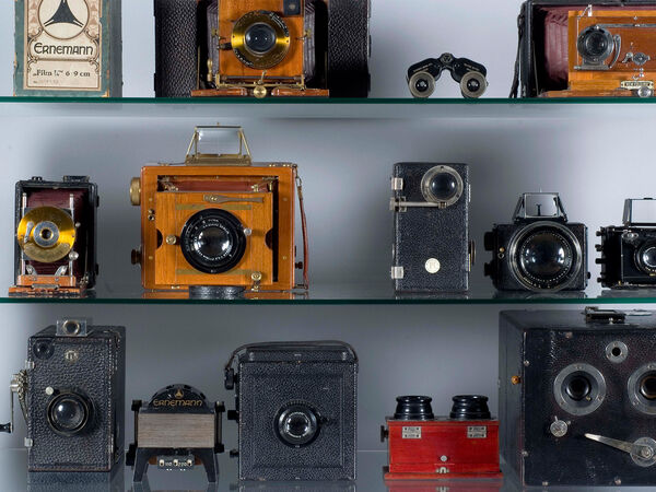 Blick in eine Vitrine mit verschiedenen Kameras der Ernemann-Werke.