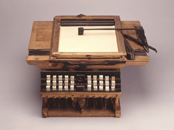Eine historische Schreibmaschine aus Holz von Peter Mitterhofer. 