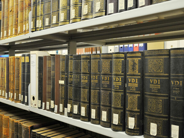 Blick in ein Regal der Bibliothek mit historischen Büchern.
